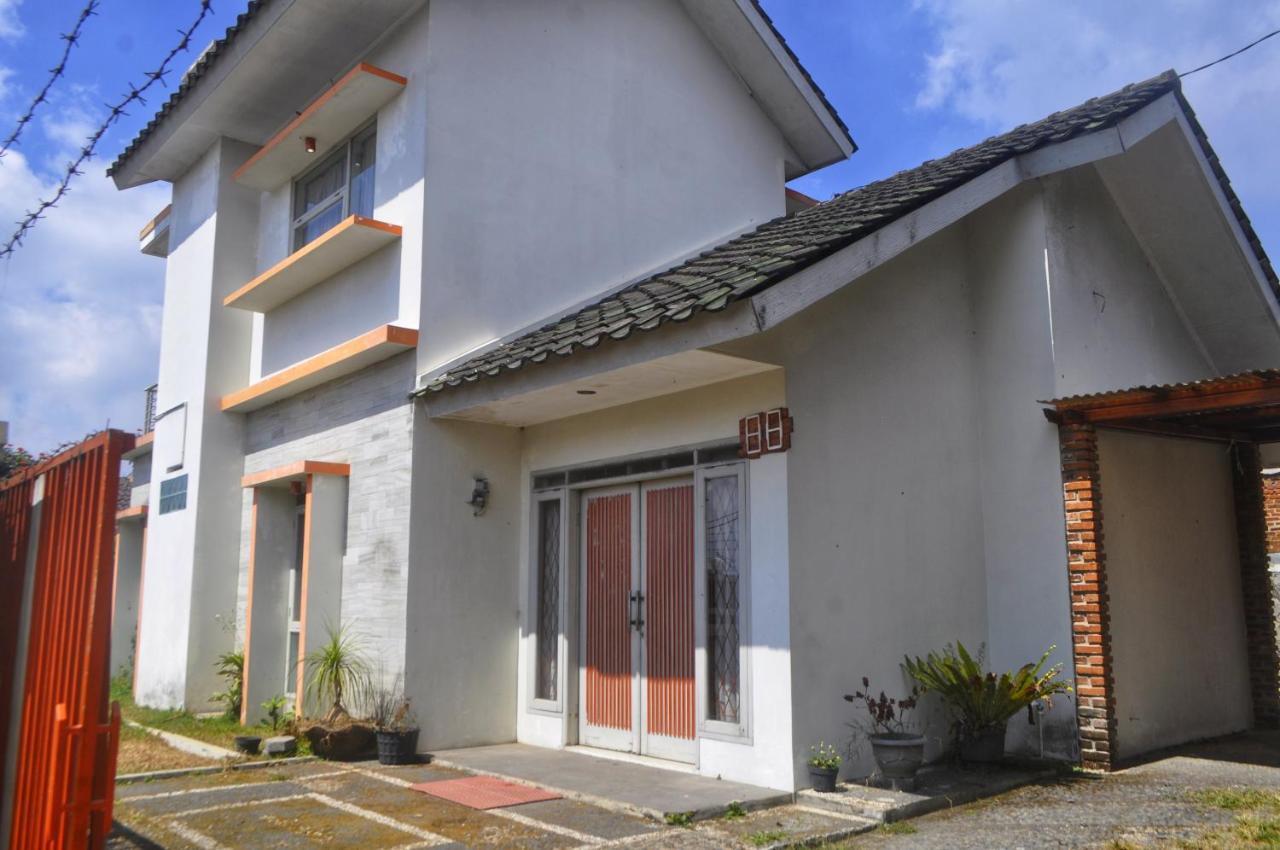Dallil Putra Villa Lembang Exterior foto